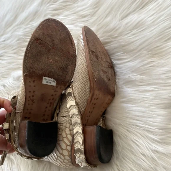 Freebird blade white croco booties with buckle accents size 8 runs big - Picture 8 of 8